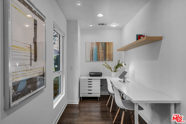 5633 Observation Lane, Los Angeles CA: https://media.crmls.org/mediaz/5ff598de-144c-4b1e-8d8a-6744dbddc133.jpg