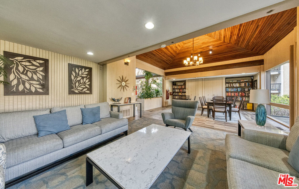 https://media.crmls.org/mediaz/5ff621da-20c4-4810-bff2-390ad0e0fb4f.jpg?preset=X-Large