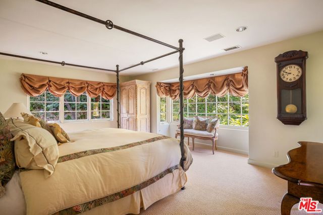 10820 Ambazac Way, Los Angeles CA: https://media.crmls.org/mediaz/5ff64dbd-d666-4926-989f-06cb4afcfda2.jpg