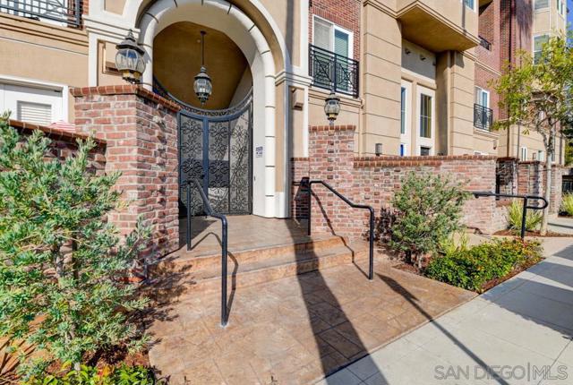 350 Nutmeg St, San Diego CA: https://media.crmls.org/mediaz/5ff6658a-93f7-4a88-ba82-2c93695153a7.jpg