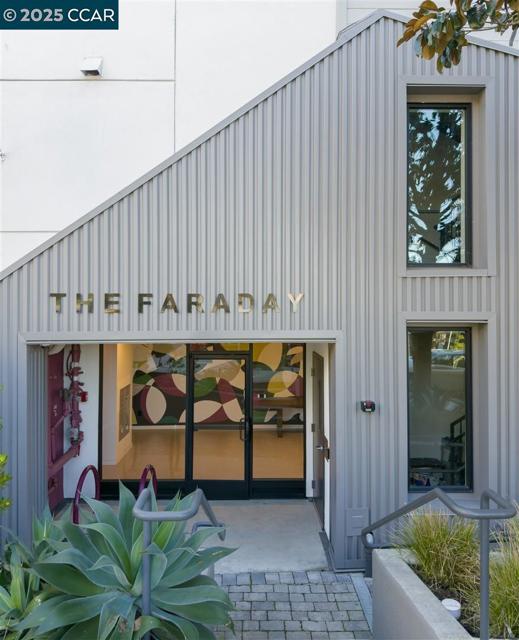 58 Vernon St, Oakland CA: https://media.crmls.org/mediaz/5ff689ab-bd3a-4340-bde1-ae9334959103.jpg