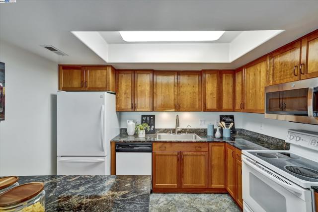 2841 Ptarmigan Dr, Walnut Creek CA: https://media.crmls.org/mediaz/5ff79503-469b-4512-9b20-358e63c681ea.jpg