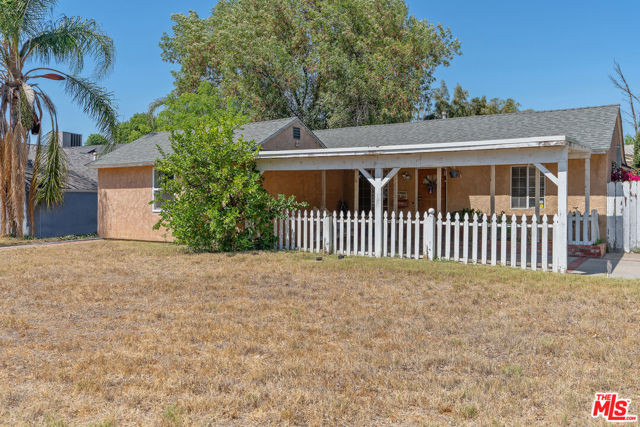17503 Runnymede Street, Lake Balboa CA: https://media.crmls.org/mediaz/5ff7f7d7-3222-41e6-8bc9-93128f66f9bb.jpg