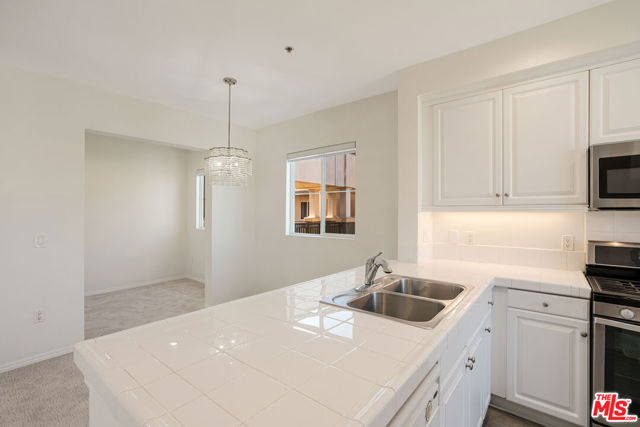 6020 Seabluff Drive, Playa Vista CA: https://media.crmls.org/mediaz/5ff82a81-92f8-4cd8-80d4-e6d64acb8757.jpg