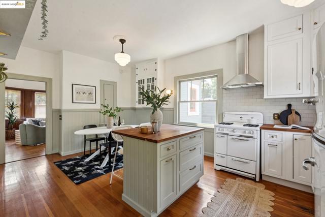 6521 Herzog St, Oakland CA: https://media.crmls.org/mediaz/5ff8b264-d31a-4666-9347-f79dca761b9d.jpg