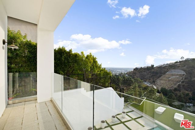 7868 Electra Drive, Los Angeles CA: https://media.crmls.org/mediaz/5ff8c876-50dd-4719-9457-a66db6230a4d.jpg