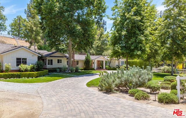 5840 Round Meadow Road, Hidden Hills CA: https://media.crmls.org/mediaz/5ff9182c-bad3-45d4-b664-40a93604e945.jpg