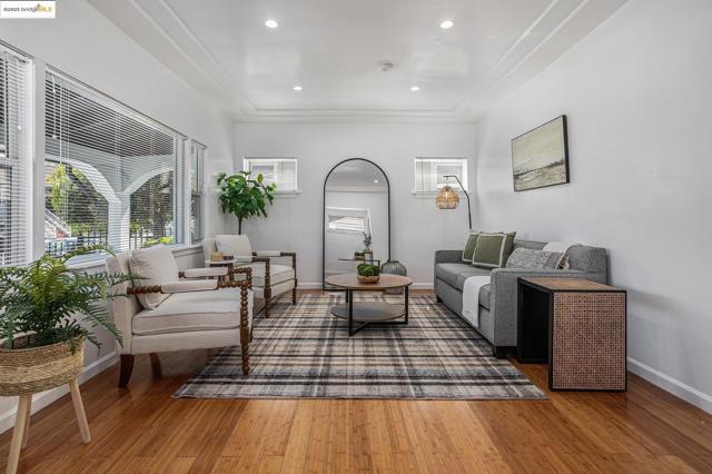 879 45Th St, Oakland CA: https://media.crmls.org/mediaz/5ff94a10-9109-4428-b2d1-fcff968c9bdd.jpg