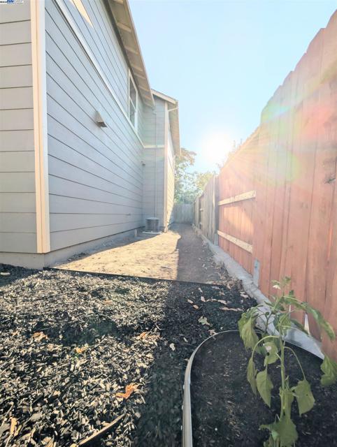 158 Fairview Ave, Bay Point CA: https://media.crmls.org/mediaz/5ff9d848-7e3a-4afc-a72c-c8fcbfc39f69.jpg