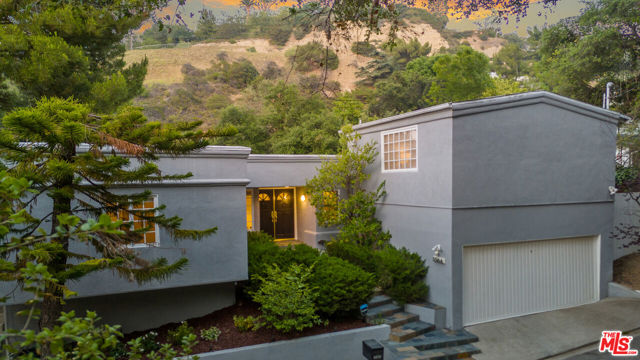 3564 Summerfield Drive, Sherman Oaks CA: https://media.crmls.org/mediaz/5ffa572c-596e-4c86-b3c6-38e535225aa5.jpg