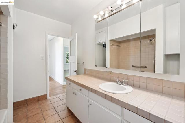 84 Portsmouth Rd, Piedmont CA: https://media.crmls.org/mediaz/5ffa7c59-0bef-4fba-a71b-87b783518a03.jpg