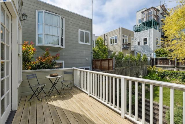 2070 Bush St, San Francisco CA: https://media.crmls.org/mediaz/5ffbc23c-1110-4148-b03e-7aabe332cd2d.jpg