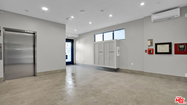 846 S Mariposa Avenue, Los Angeles CA: https://media.crmls.org/mediaz/5ffbe1c0-1f9c-4dd5-9ce7-075b86d04090.jpg