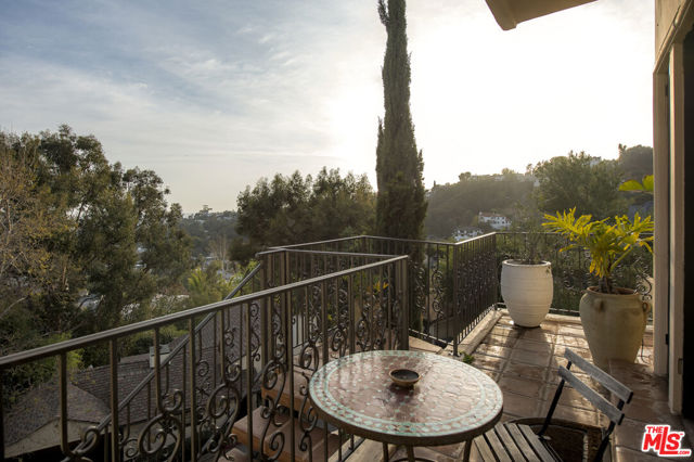 2820 Westshire Drive, Los Angeles CA: https://media.crmls.org/mediaz/5ffbf675-78f0-48db-a1d8-82b11b7117c6.jpg