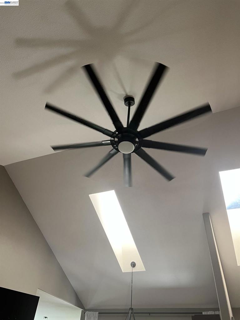 https://media.crmls.org/mediaz/5ffc68d2-68e7-4541-b23b-1c64c2a9d361.jpg?preset=X-Large