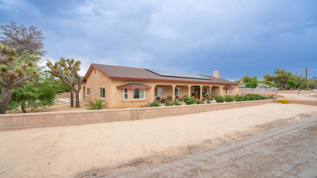 56800 Zuni Trail, Yucca Valley CA: https://media.crmls.org/mediaz/5ffcd665-cbe5-421b-a836-6362fa9ca53b.jpg