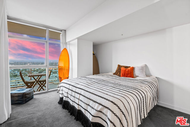 13700 Marina Pointe Drive, Marina del Rey CA: https://media.crmls.org/mediaz/5ffd5aa4-4e1a-4df8-86fd-44138e18d045.jpg