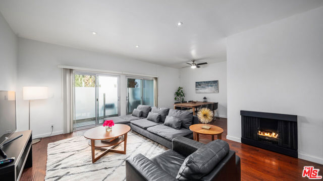 1818 Thayer Avenue, Los Angeles CA: https://media.crmls.org/mediaz/5ffecdd1-1b09-4ea4-ab38-346b1c1eec30.jpg