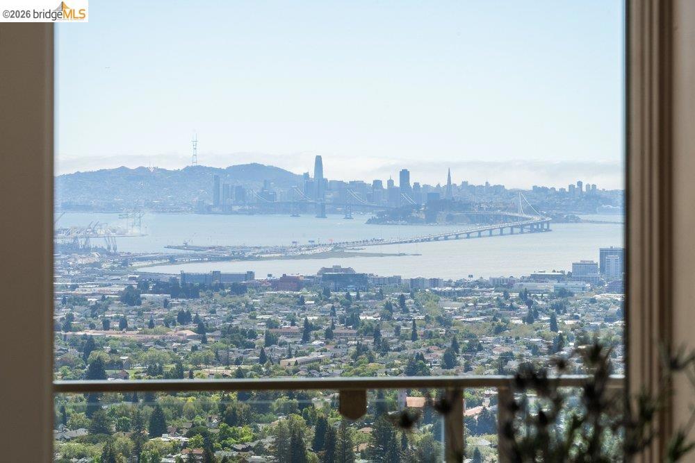 https://media.crmls.org/mediaz/6000427f-75f1-4aec-ab35-e946100a9124.jpg?preset=X-Large