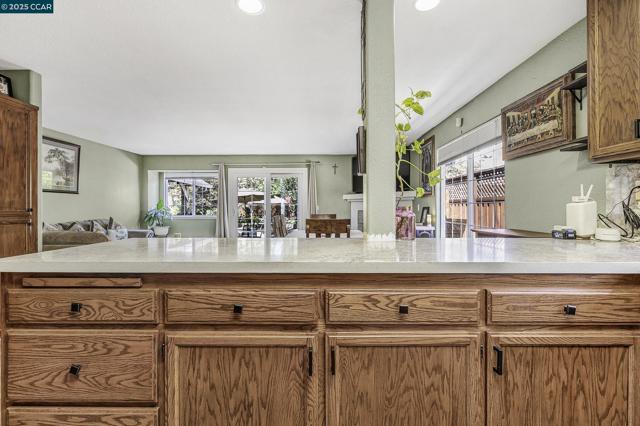 1795 Walnut Creek Dr, Santa Rosa CA: https://media.crmls.org/mediaz/6001342c-9cc3-4aa7-9d67-a3bcf3cf1527.jpg