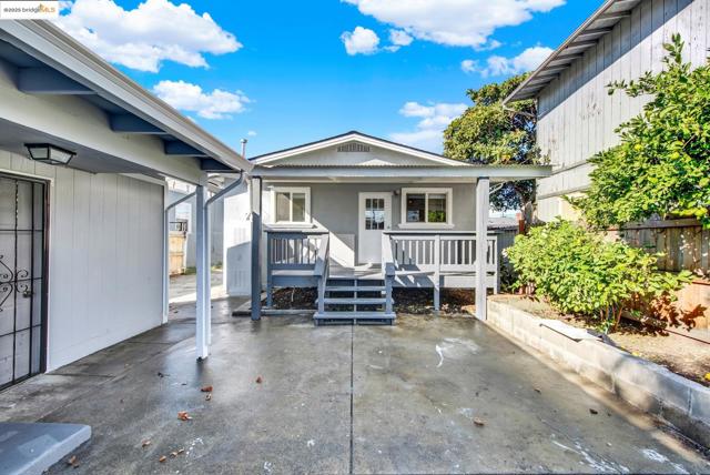 1232 78Th Ave, Oakland CA: https://media.crmls.org/mediaz/60014ef4-df1a-459f-9e7c-86c6d4ff30b8.jpg