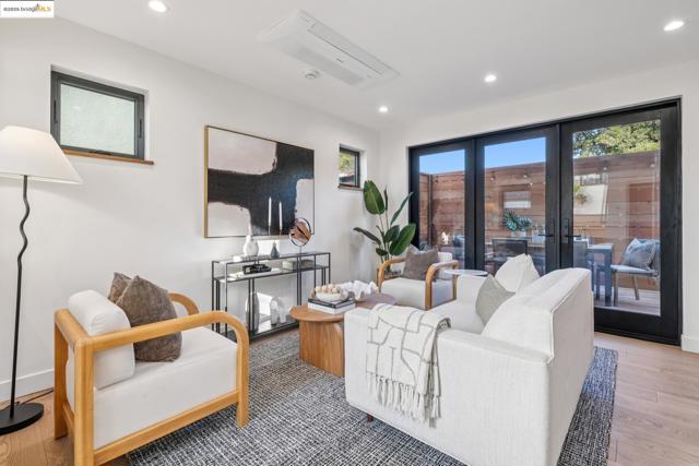 1516 Blake St, Berkeley CA: https://media.crmls.org/mediaz/6001572b-ddcf-4c25-bc2c-ad7c21b003fd.jpg