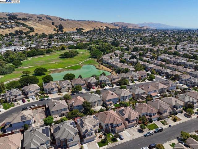 250 BRIDGEWATER RD, Hayward CA: https://media.crmls.org/mediaz/6001d50f-a0a3-4327-b9d2-55b6ee44dc94.jpg