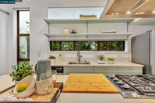 1231 Pine St, Oakland CA: https://media.crmls.org/mediaz/6001df10-69ef-4944-a8db-7550ec761e2c.jpg