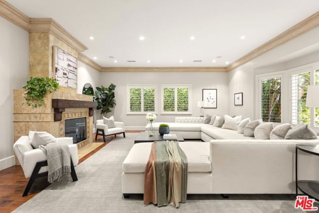 13845 Magnolia Boulevard, Sherman Oaks CA: https://media.crmls.org/mediaz/60023888-fe2a-4852-b157-8099dcd23f88.jpg