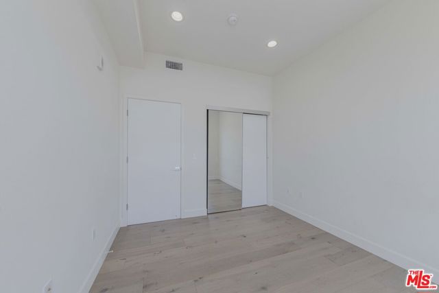 105 S Mariposa Avenue, Los Angeles CA: https://media.crmls.org/mediaz/6002da56-8c0e-468d-8ef2-25ab126ccc3f.jpg