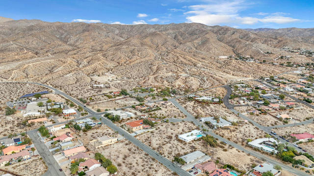 12622 Miracle Hill Road, Desert Hot Springs CA: https://media.crmls.org/mediaz/60034168-7cae-4fc8-aacc-ca3e4a57e509.jpg