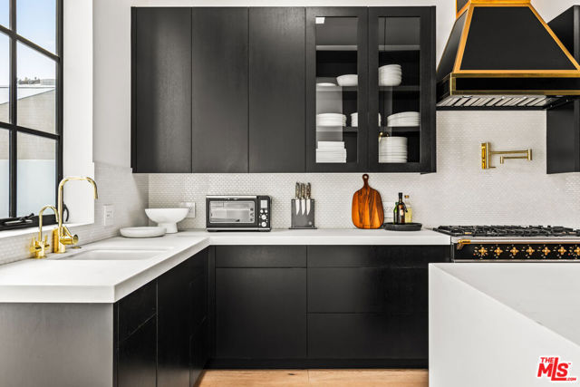 1346 Abbot Kinney Boulevard, Venice CA: https://media.crmls.org/mediaz/6003feba-dc7c-4878-bb78-22a0ed2bddca.jpg