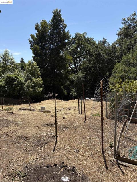 5415 Leona Street, Oakland CA: https://media.crmls.org/mediaz/60043d0e-b529-4d43-bc13-99e04e53b62d.jpg
