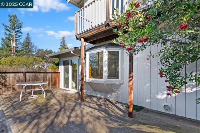 207 Midway Dr, Martinez CA: https://media.crmls.org/mediaz/6004776e-3d92-49da-b99b-3cf6cf1bc50e.jpg