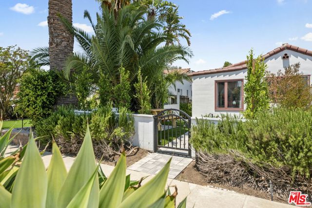 10503 Tennessee Avenue, Los Angeles CA: https://media.crmls.org/mediaz/60053569-9990-418d-a537-07f2cde4a17e.jpg