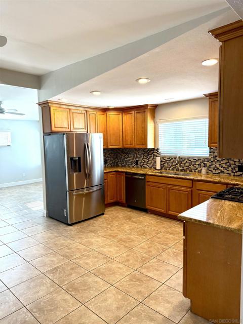 318 Donax, Imperial Beach CA: https://media.crmls.org/mediaz/6005eb7d-05e3-4577-8d8f-20feb66cec66.jpg