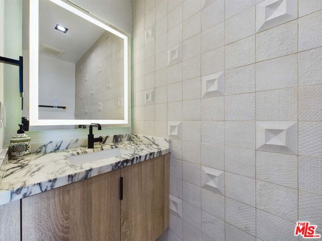 5109 Longridge Avenue, Sherman Oaks CA: https://media.crmls.org/mediaz/6005f92a-8b8e-48cd-a86a-f760e45db6f6.jpg