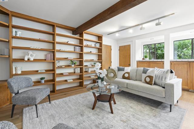 6425 Zinn Dr, Oakland CA: https://media.crmls.org/mediaz/60063f4e-2a0c-45e6-96dc-0cd1a05a52a6.jpg