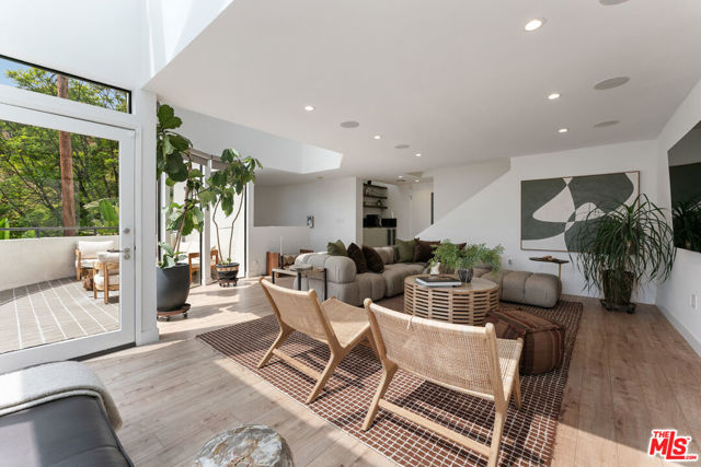 6469 Rodgerton Drive, Los Angeles CA: https://media.crmls.org/mediaz/6006f6a7-686e-4af1-8438-6c93270f0be2.jpg