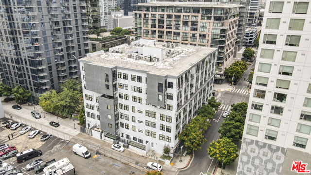 330 W 11th Street, Los Angeles CA: https://media.crmls.org/mediaz/6007cbdf-781d-43fb-b806-c604944b0d3f.jpg