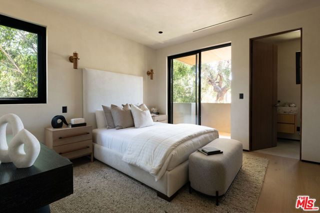 13221 Hesby Street, Sherman Oaks CA: https://media.crmls.org/mediaz/6007d623-4218-45dc-b33d-4d1c076af3ed.jpg