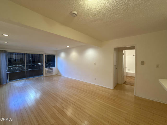 Detail Gallery Image 3 of 9 For 4208 Russell Ave #4,  Los Angeles,  CA 90027 - 1 Beds | 1 Baths