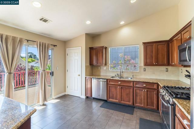 289 Crestview Ave, Martinez CA: https://media.crmls.org/mediaz/6008f610-a9ab-4024-a5b8-a0f950f64e69.jpg