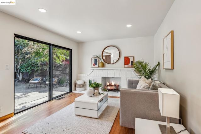 13185 Clairepointe Way, Oakland CA: https://media.crmls.org/mediaz/6008f655-6a41-4e2b-bddc-8bbcd7fd8f49.jpg