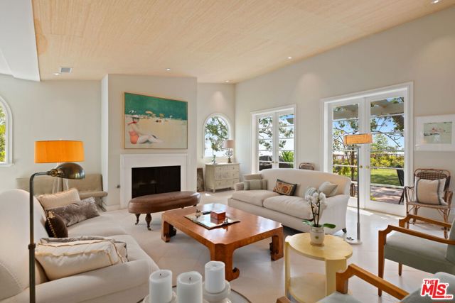 1634 Gilcrest Drive, Beverly Hills CA: https://media.crmls.org/mediaz/60091525-7ae6-456e-83a8-df41e74977fd.jpg