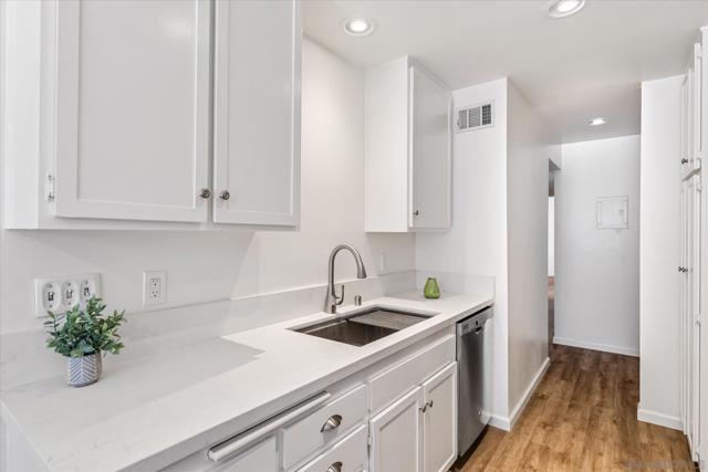 26258 Via Roble Ln,  CA: https://media.crmls.org/mediaz/60098fcb-b79f-4abc-8bf6-af76a98fdf13.jpg