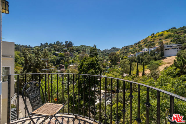 3943 Avenida Del Sol, Studio City CA: https://media.crmls.org/mediaz/600a0b0c-6293-438a-9624-258e751f29ce.jpg