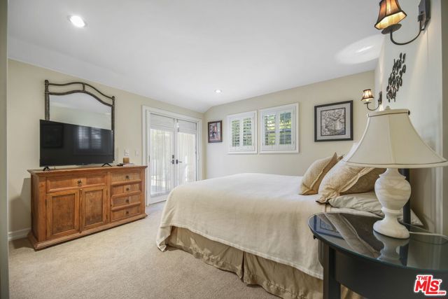 2660 Carman Crest Drive, Los Angeles CA: https://media.crmls.org/mediaz/600b8ca5-819b-4b4f-aeb3-dd7882c9b1b7.jpg