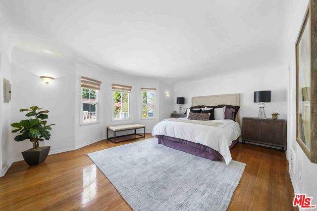 865 S Lucerne Boulevard, Los Angeles CA: https://media.crmls.org/mediaz/600b8f79-d96d-4255-b3fa-b4ab38c22975.jpg