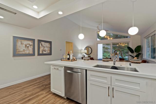 1736 Hill Top Lane, Encinitas CA: https://media.crmls.org/mediaz/600c6aee-70eb-4441-86ea-7555aa7d9019.jpg